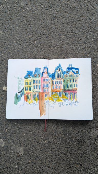 Das Bild zeigt eine schnelle, sehr bunte Aquarelle-Skizze von den Hausfassaden am Mainzer Marktplatz.