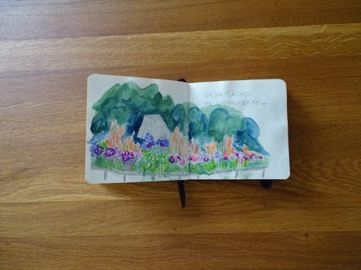 Aquarellzeichnung von einer Grünanlage in einem Wohngebiet, Auschnitt: Eine pyramidenförmige Skulptur, blühende Stauden