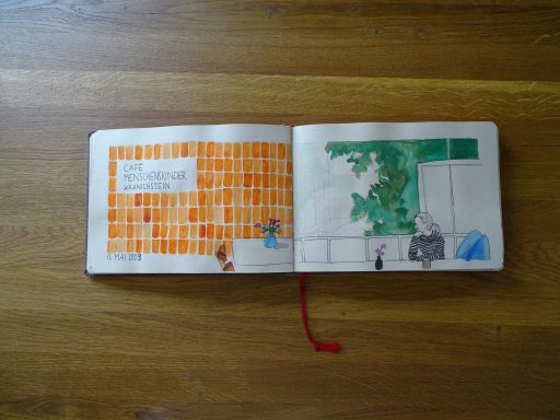 Aquarellzeichnung des Café Menschenskinder in Darmstadt-Kranichstein, eine orange gefließte Wand, eine Frau sitzt am Tisch und schaut 