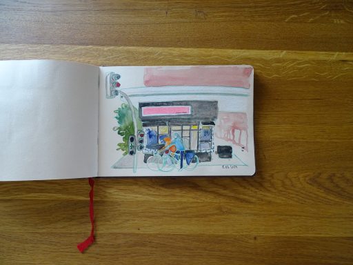 Aquarellzeichnung des Café Blumen in Mainz, Frontalansicht von der Straße aus, Fahrradfahrer halten an der Ampel davor