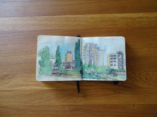 Aquarellzeichnung einer Hochhaussiedling in Kranichstein, in Kontrast: mehrere grüne Bäume vor dem grauen Plattenbau