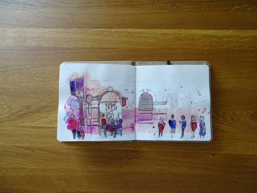 Aquarellzeichnung einer Straßenecke in der Mainzer Neustadt, Eiscafé N'Eis - Das Neustadt-Eis, Menschen warten in der Schlange für ein Eis;