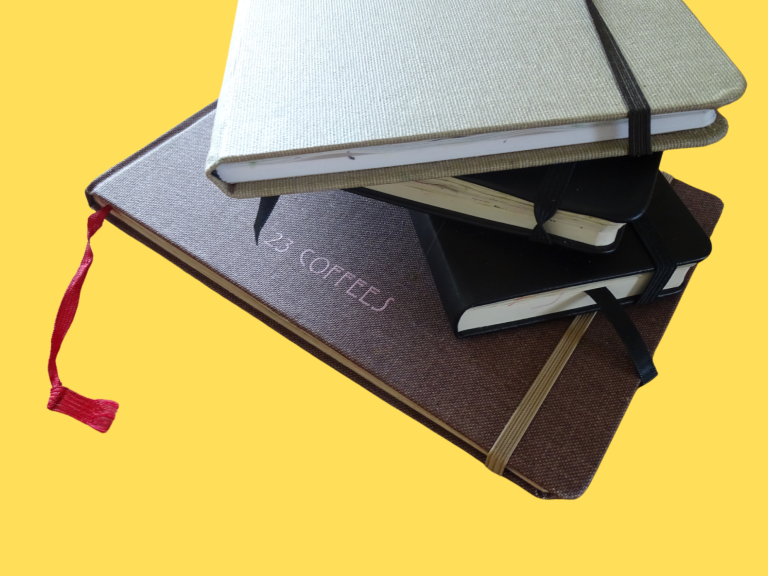 Bild dient Als Platzhalter. Zu sehen ist ein Stapel mit 4 verschieden großen Skizzenbüchern auf einem Holztisch.