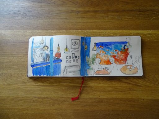 Aquarellzeichung des Cafés Ava Arthouse in Simmern: Eine Theke mit Barkeeper, blaue und holzfarbene Möbel, Tische, Menschen unterhalten sich