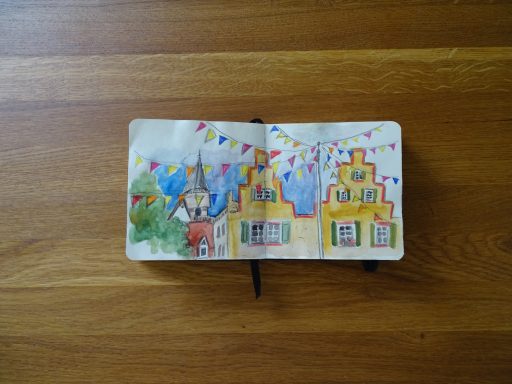 Aquarellzeichnung einer Häuserfassade in Oppenheim (RLP), auf dem Markt, bunte Wimpel hängen über Tischen eines Cafés