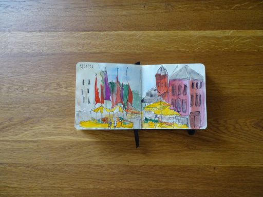 Aquarellzeichnung einer Stadtszene aus Mainz, der Wochenmarkt ist mit grellen, bunten Straßen schnell skizziert