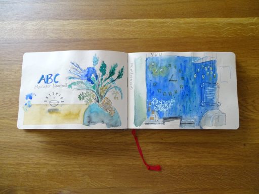 Aquarellzeichnung des Cafés Anything but Coffee; eine kunstvoll gestaltete blaue Wand mit Uhr; ein großes Blumenarragement