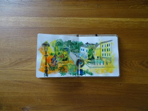 Aquarellzeichnung mit grelb-orangenem Hintergrund. Darauf abgebildet ist eine Straßenkreuzung in einem verkehrsberuhigtem Bereich.